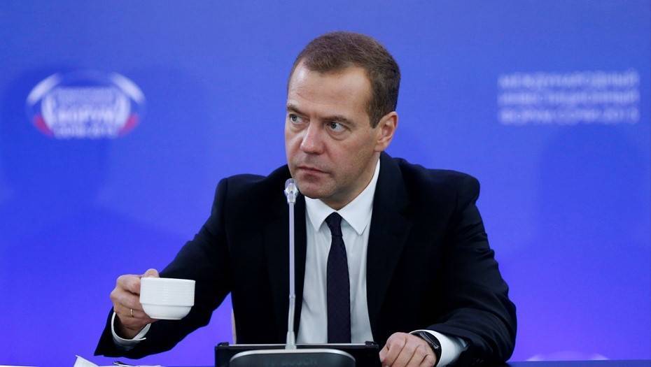 Медведев подведет итоги года в интервью 20 телеканалам 5 декабря