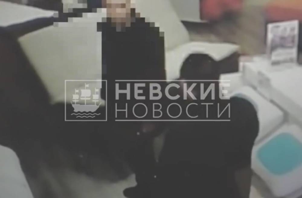 Крадущие деньги из офисов в торговых центрах Петербурга воры-гастролеры попали на видео