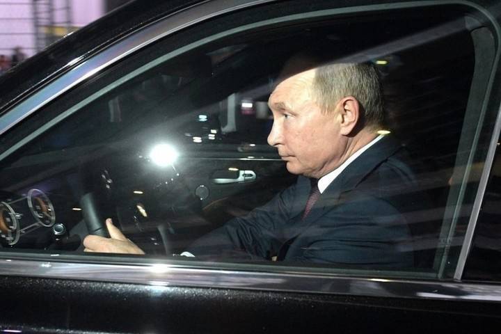 Путин на лимузине Aurus открыл новую трассу Москва - Петербург