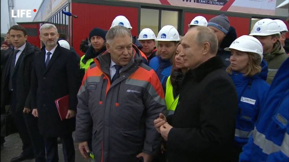 Путин потребовал обустроить трассу Петербург — Москва пунктами отдыха, питания и АЗС