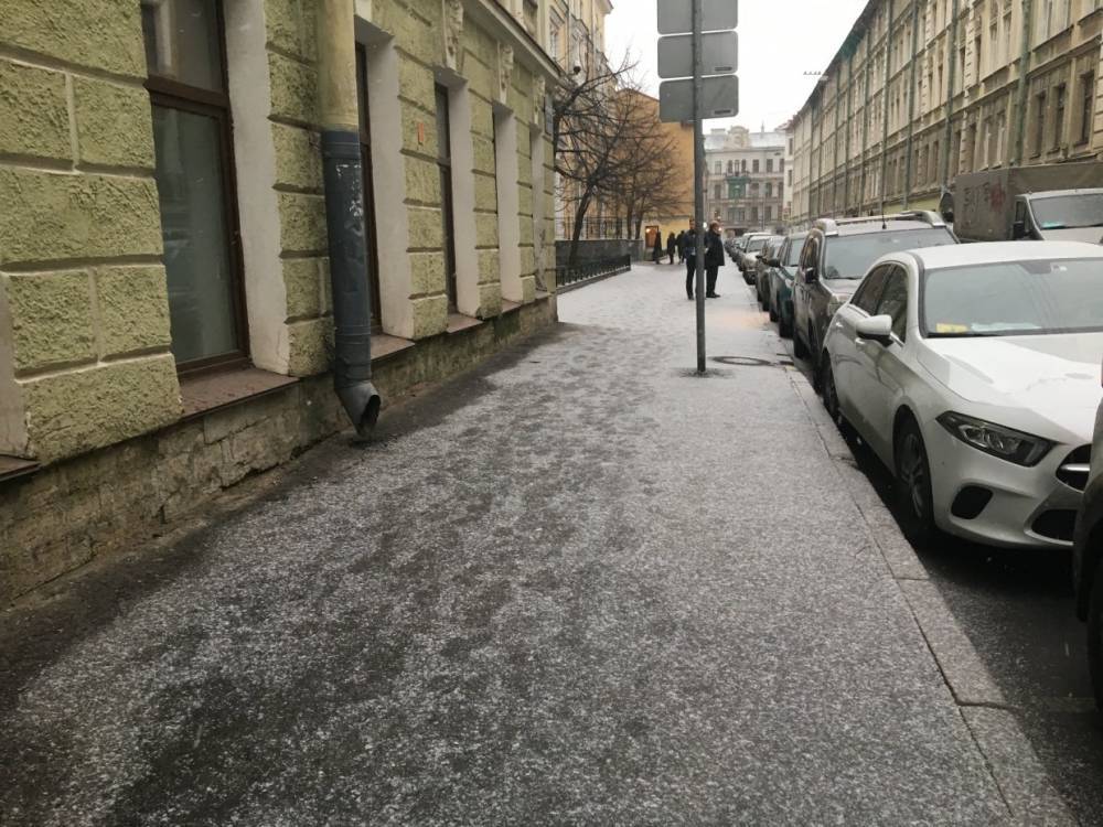 Дорожные службы приступили к уборке выпавшего снега в Петербурге