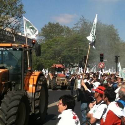 Французские фермеры на сотнях тракторов заблокировали дороги
