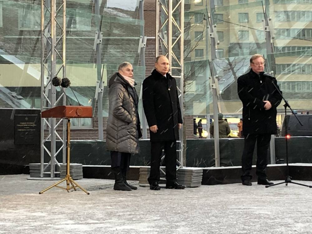 НЕВСКИЕ НОВОСТИ ведут прямую трансляцию открытия памятника Гранину с участием Путина