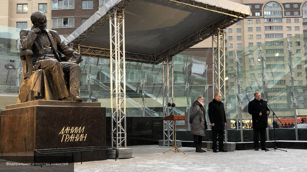Владимир Путин прибыл на открытие памятника писателю Даниилу Гранину в Петербурге