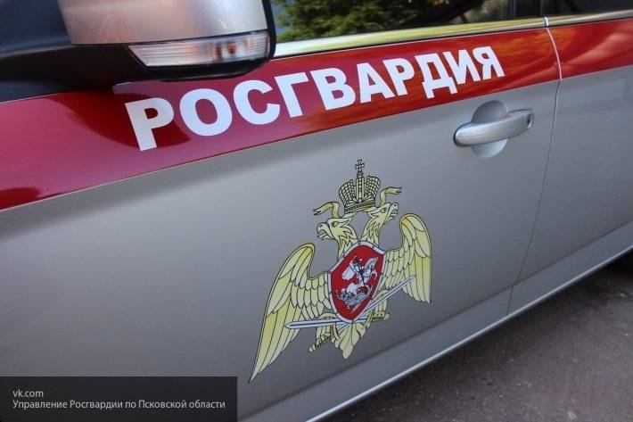 В Москве сотрудник Росгвардии спас жизнь мужчине, застрявшему в машине после ДТП