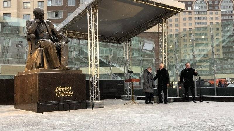 Путин открыл памятник писателю Гранину в Петербурге