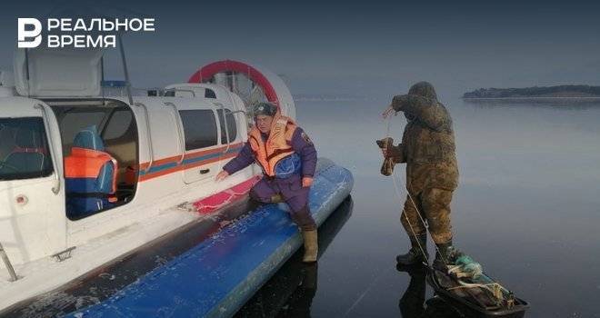 В Татарстане спасли рыбака, уплывшего на льдине по Волге