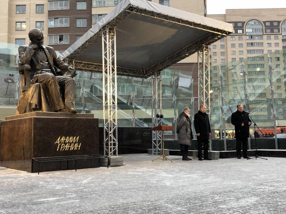Путин принял участие в церемонии открытия памятника писателю Гранину