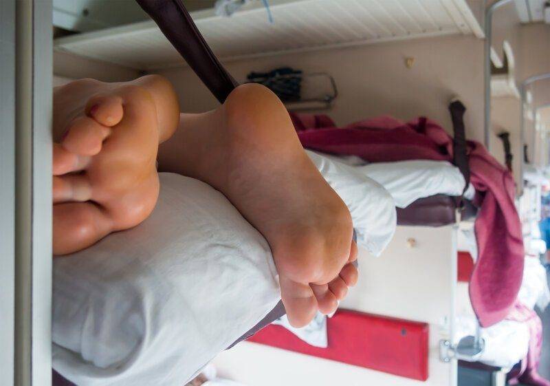 В России придумали решение проблемы торчащих ног в плацкарте