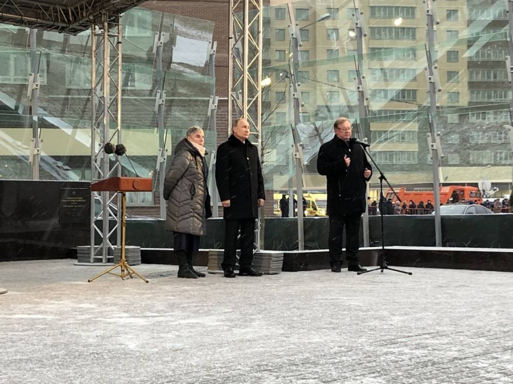Путин подошел к собравшимся после открытия памятника Гранину на Дальневосточном