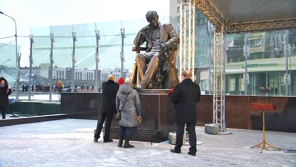 Путин открыл памятник Даниилу Гранину