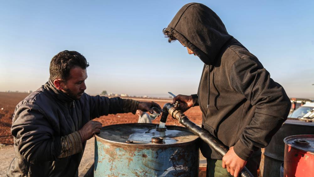 Авиация Сирии атаковала позиции крадущих сирийскую нефть курдских боевиков