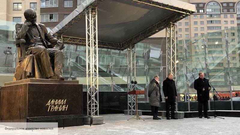 Путин открыл в Петербурге памятник писателю Даниилу Гранину