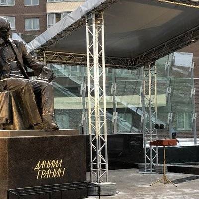 Путин открыл в Санкт-Петербурге памятник писателю-фронтовику Даниилу Гранину