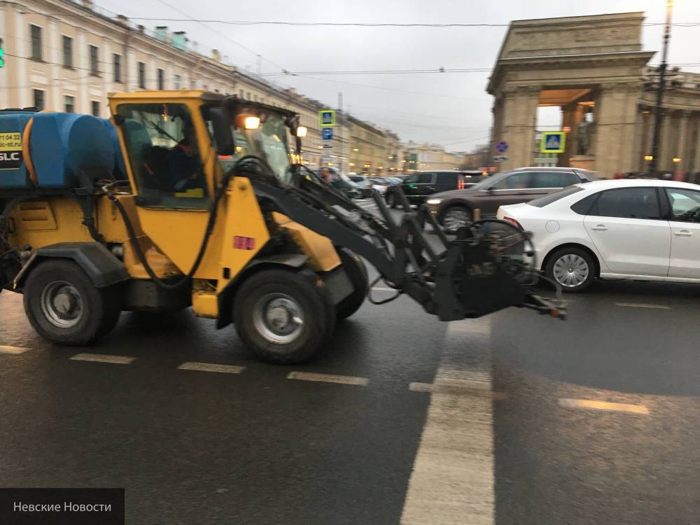 Выпавший в Петербурге снег начали убирать дорожные службы