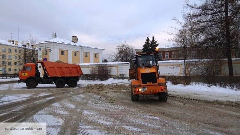 Дорожная техника вышла на улицы Петербурга для уборки снега