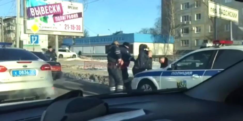 Избиение водителя хабаровскими полицейскими попало на видео. СК завел дело