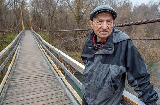 СМИ: в Татарстане пенсионер восстановил подвесной мост через реку Казанку