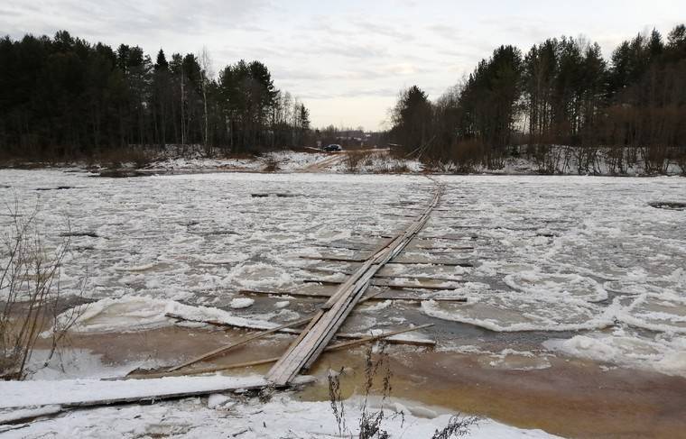Отрезанным от мира жителям кировского посёлка восстановят мост через реку
