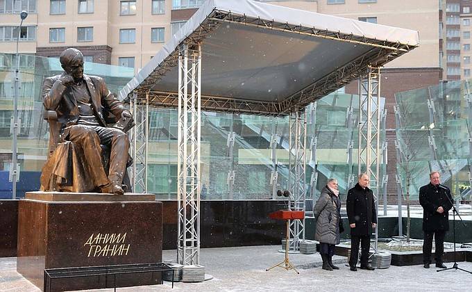 В&nbsp;Санкт-Петербурге открыт памятник Даниилу Гранину