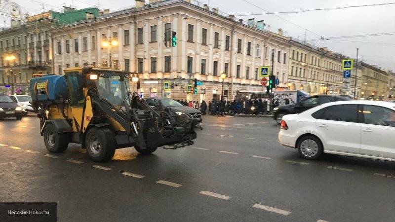 Дорожные службы Петербурга активно занимаются уборкой выпавшего снега