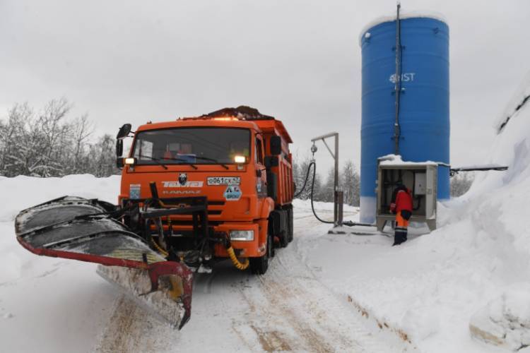 Дорожные службы начали работу по уборке снега в Петербурге