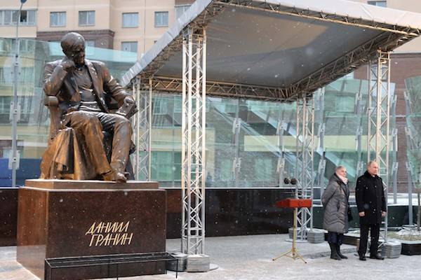 Владимир Путин открыл в Петербурге памятник писателю Даниилу Гранину