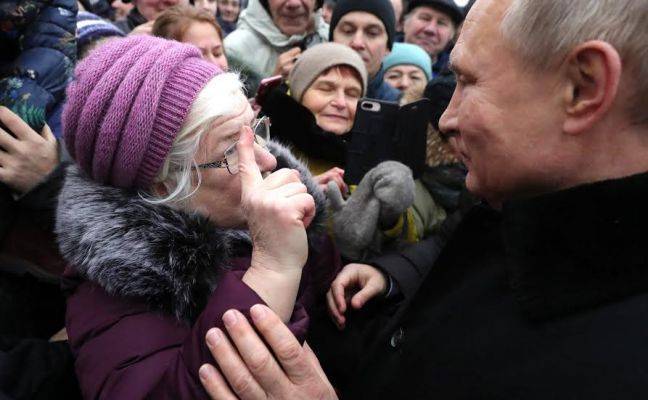 Путин открыл в Петербурге памятник Гранину и поговорил со старушкой