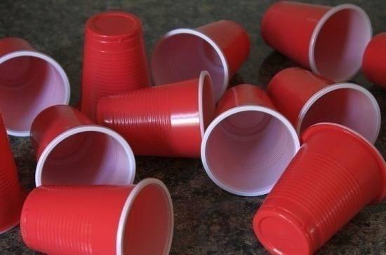 Парламент Словакии узаконил отказ от пластиковой посуды