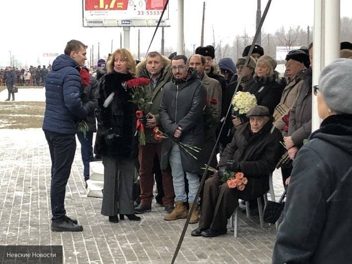 Путин побеседовал с петербуржцами по окончании церемонии открытия памятника Гранину