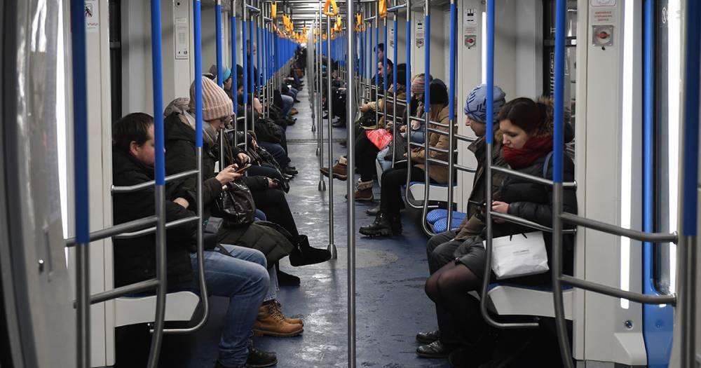 Московских водителей попросили пересесть на метро из-за гололедицы