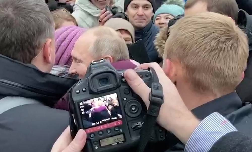 Путин на встрече с жителями Петербурга обнял плачущую бабушку (видео)