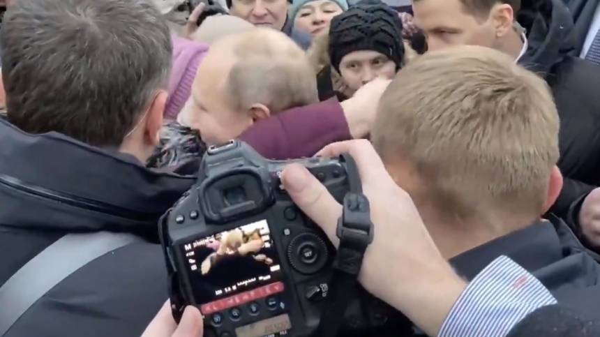 Путин в Петербурге обнял и успокоил заплакавшую пенсионерку