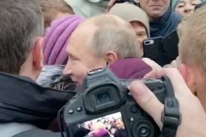 Бабушка разрыдалась в объятиях Путина
