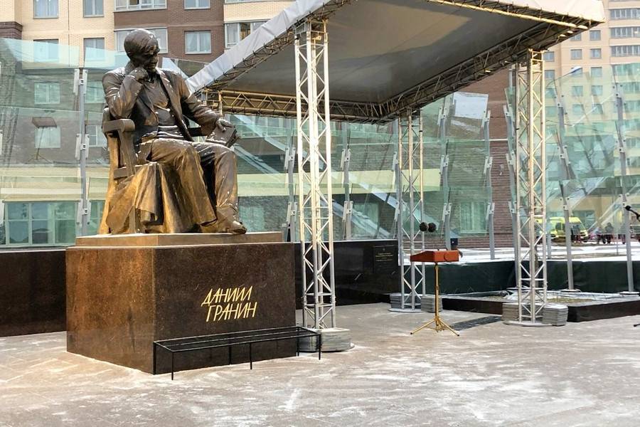 Путин открыл памятник Даниилу Гранину в Петербурге