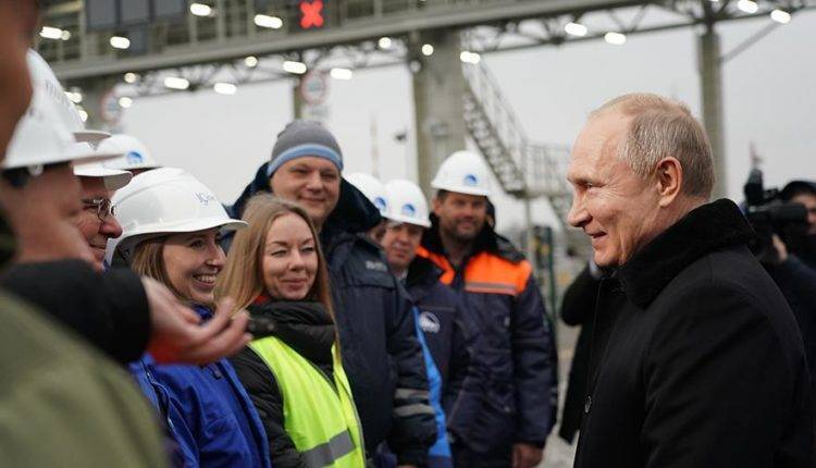 Путин поручил представить к госнаградам строителей трассы М-11