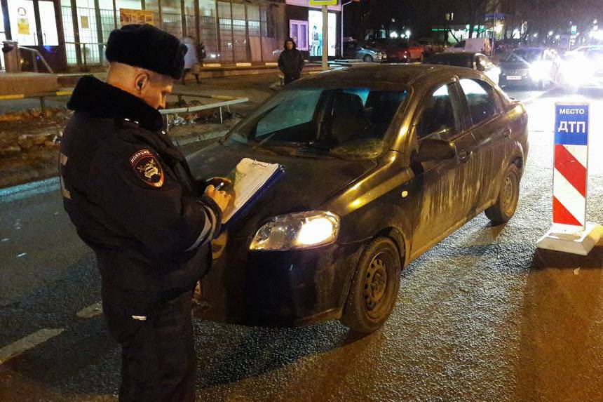 Легковой автомобиль врезался в остановку на севере Москвы