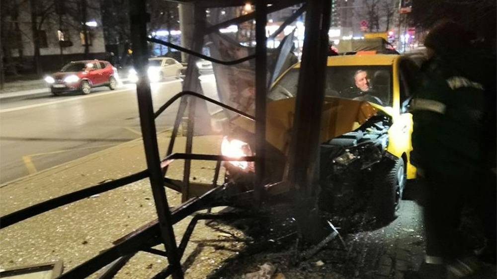 Автомобиль влетел в остановку общественного транспорта на севере Москвы
