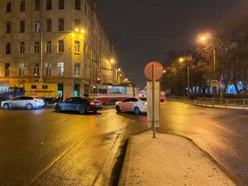 На Кондратьевского и Жукова сломанный трамвай создал пробку в сторону Маршала Блюхера