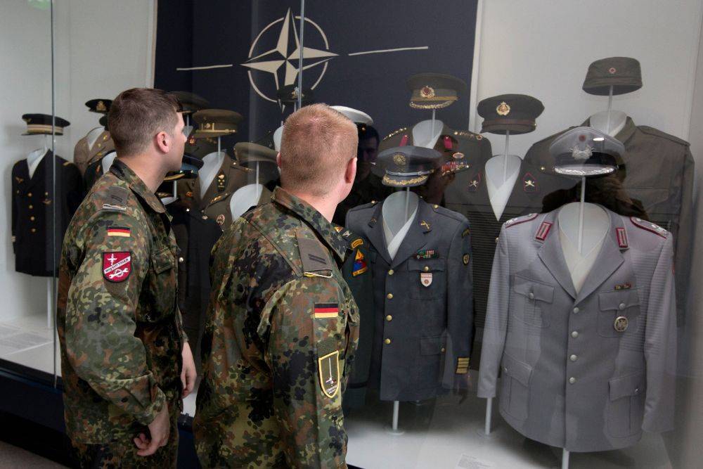 Минобороны Германии извинилось за публикацию фото военной формы со свастикой
