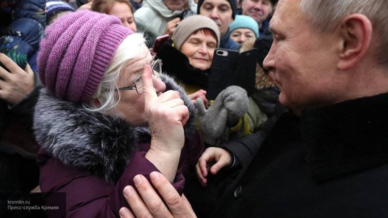 Владимир Путин обнял расплакавшуюся жительницу Петербурга и пообещал решить ее проблемы