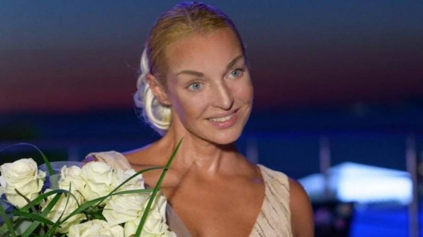 «Бесконечная!»: Анастасия Волочкова восхитила фанатов снимком в вечернем платье