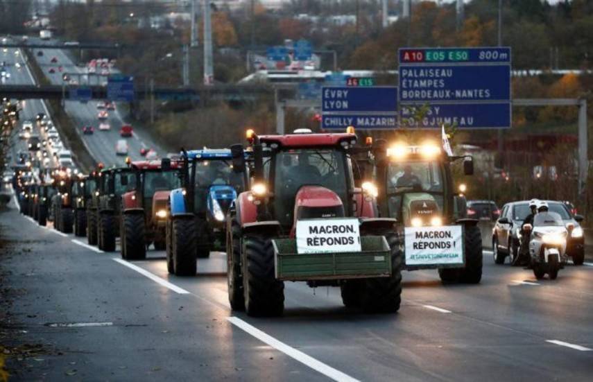 Фермеры на тракторах блокируют проезд в Париж и аэропорт Шарль-де-Голль (Фото)