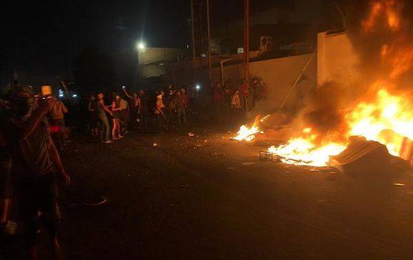 Протестующие сожгли здание консульства Ирана на юге Ирака