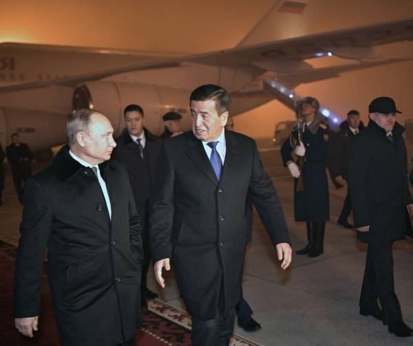 Путину подарили баурсак и розы по приезде в Киргизию