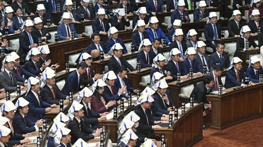 Японских парламентариев заставили надеть защитные шлемы