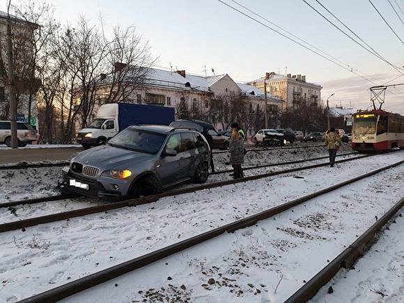 В Челябинске женщина на Mercedes вытолкнула мужчину на BMW на трамвайные пути