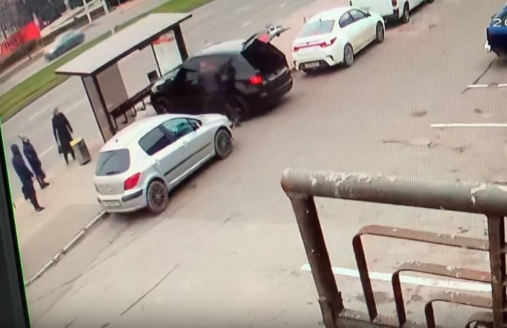В Калининграде внедорожник без водителя разнес остановку