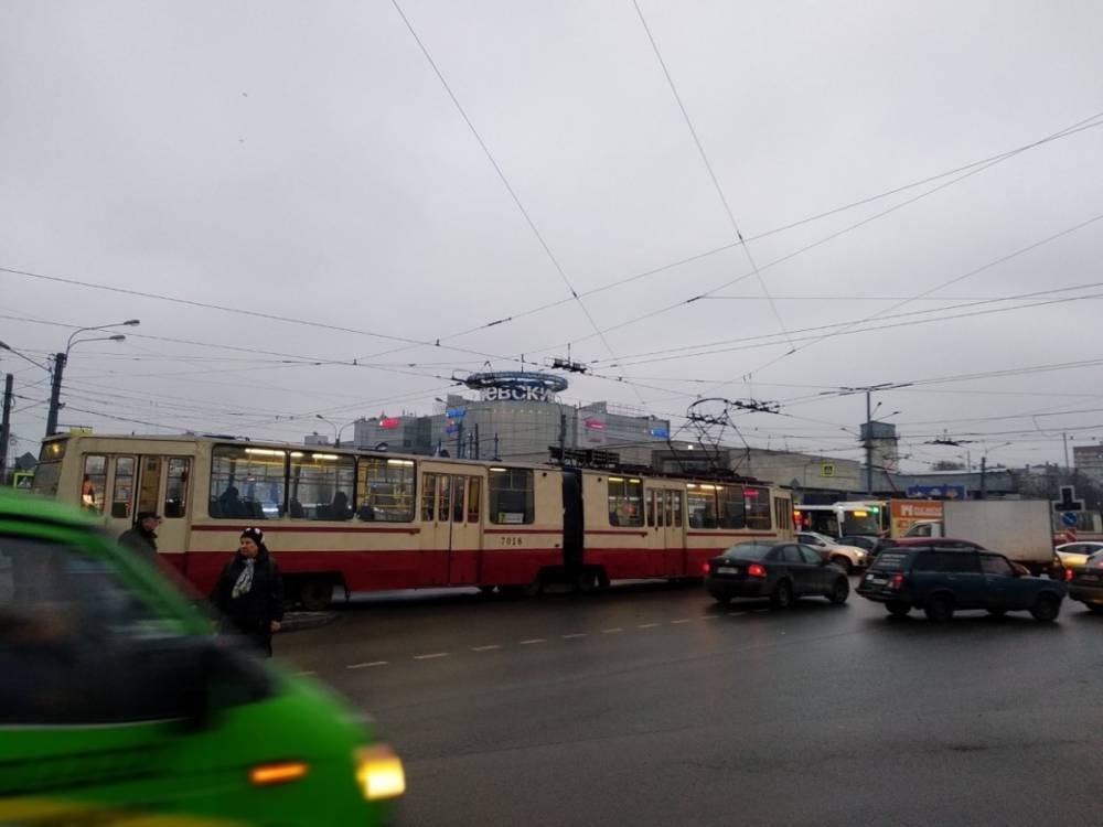 На углу Большевиков и Дыбенко ДТП спровоцировало трамвайный коллапс