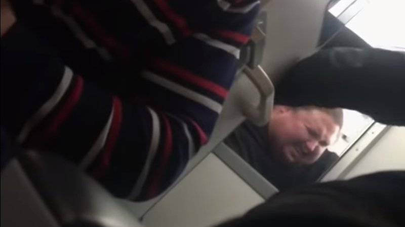 Сын Никаса Сафронова застрял в унитазе самолета и криками рассмешил пассажиров